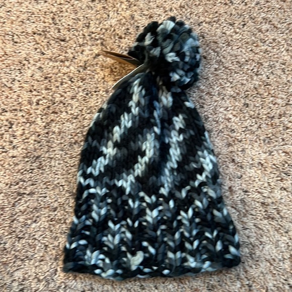 Women’s North Face Beanie - Picture 4 of 6